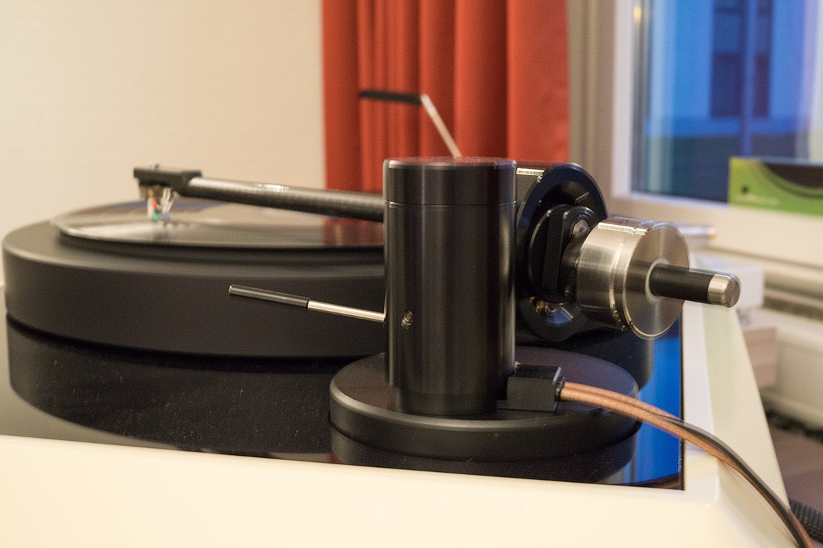 Beside the PTP Lenco a PrimaryControl direct dirve turntable with 10 inch stabilized unipivot tonearm magnetic antiscating and VTA adjustment at the fly